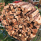 Kaminholz bzw. Brennholz wird dekorativ gestapelt